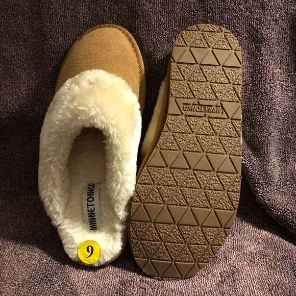Minnetonka Cozy Tan and Cream slide in Slippers. - Picture 3 of 6